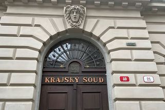 Sex a drogy. Za orgie se školačkami v budově finančního úřadu v Ostrově padly čtyřleté tresty - Novinky